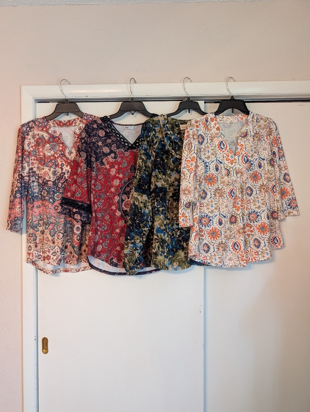 4 Ladies Print Pullover Tops - Sz Med